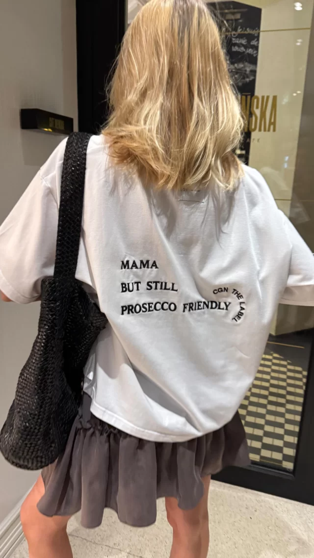 Mama but still prosecco friendly 🤗🥂 #premiere tomorrow 🔥

nowy drop, mama T-shirt, nowości, Polska marka, polska marka odzieżowa, dzień matki